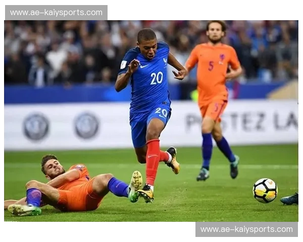 战车对轰高卢雄鸡：这一夜，欧洲杯的灵魂在绿茵场沸腾